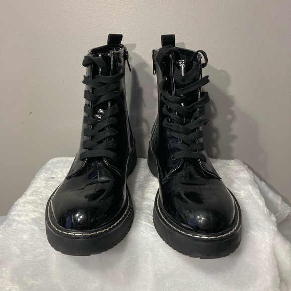 Madden Girl Black Chunky Combat Boots
8.5 M
Faux Leather Lace Up - Picture 4 of 12